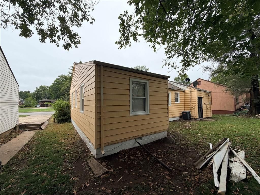 Photo 5 of 21 - 3004 E Meyer Boulevard, Kansas City, MO 66418