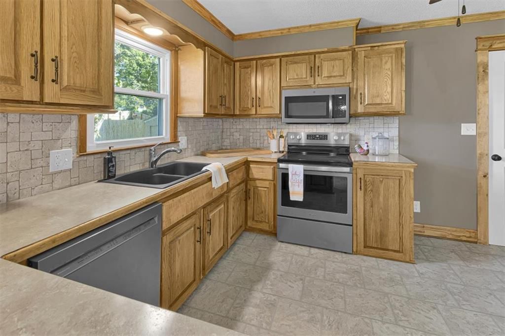 Photo 8 of 41 - 112 W 8th Street, Kearney, MO 64060
