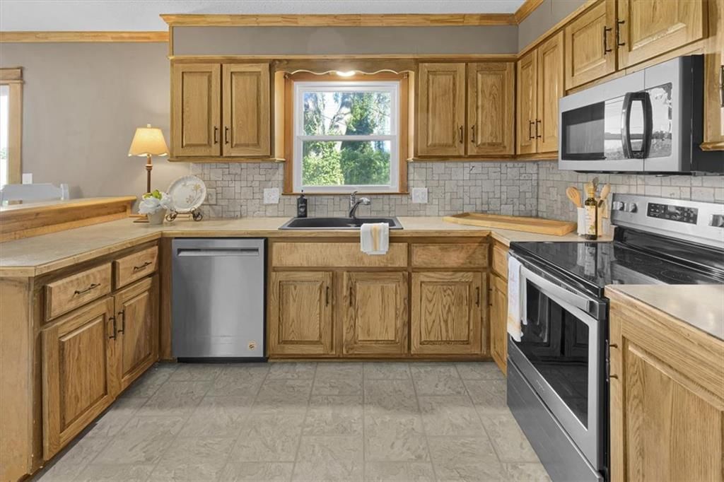 Photo 10 of 41 - 112 W 8th Street, Kearney, MO 64060