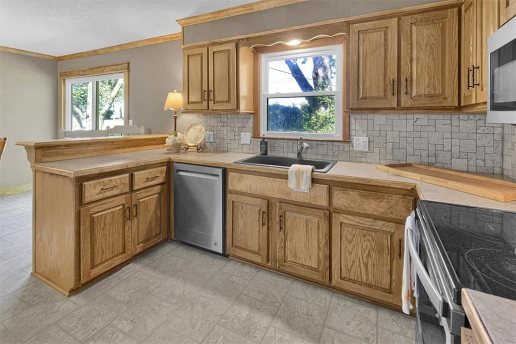 Photo 11 of 41 - 112 W 8th Street, Kearney, MO 64060