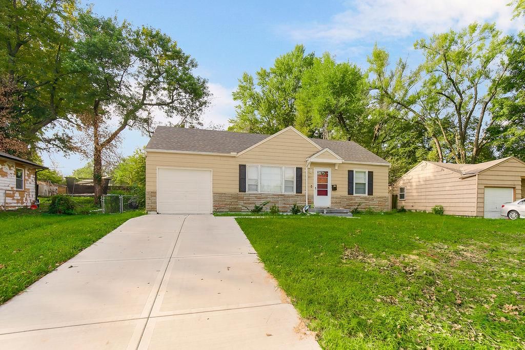 8805 E 73rd Street, Raytown, MO