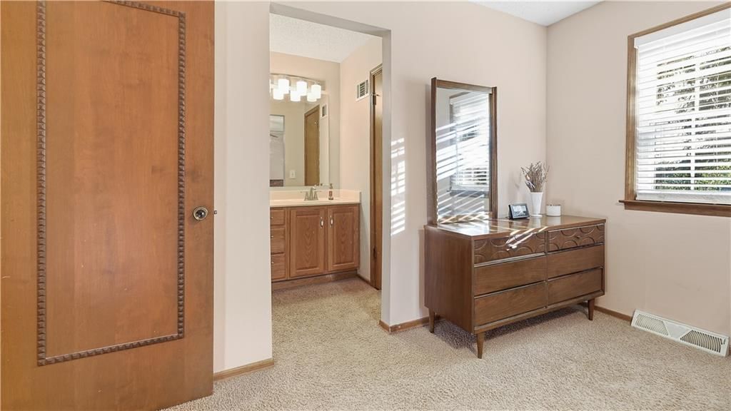 Photo 10 of 22 - 9146 Antioch Road, Overland Park, KS 66212