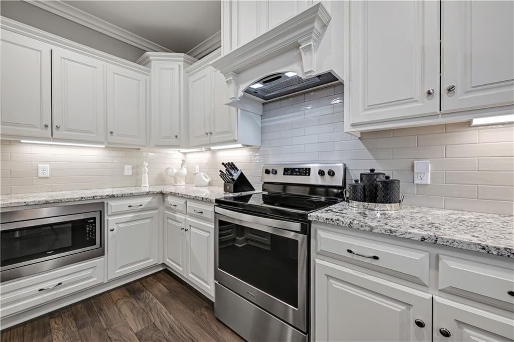 Electric range, kitchen backsplash and subway tile backsplash at 16001 Granada Street #230, Stilwell, KS 66085