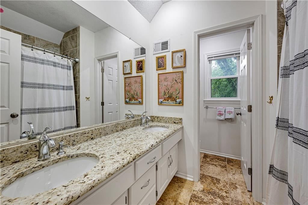 Photo 14 of 32 - 12432 Perry Street, Overland Park, KS 66213