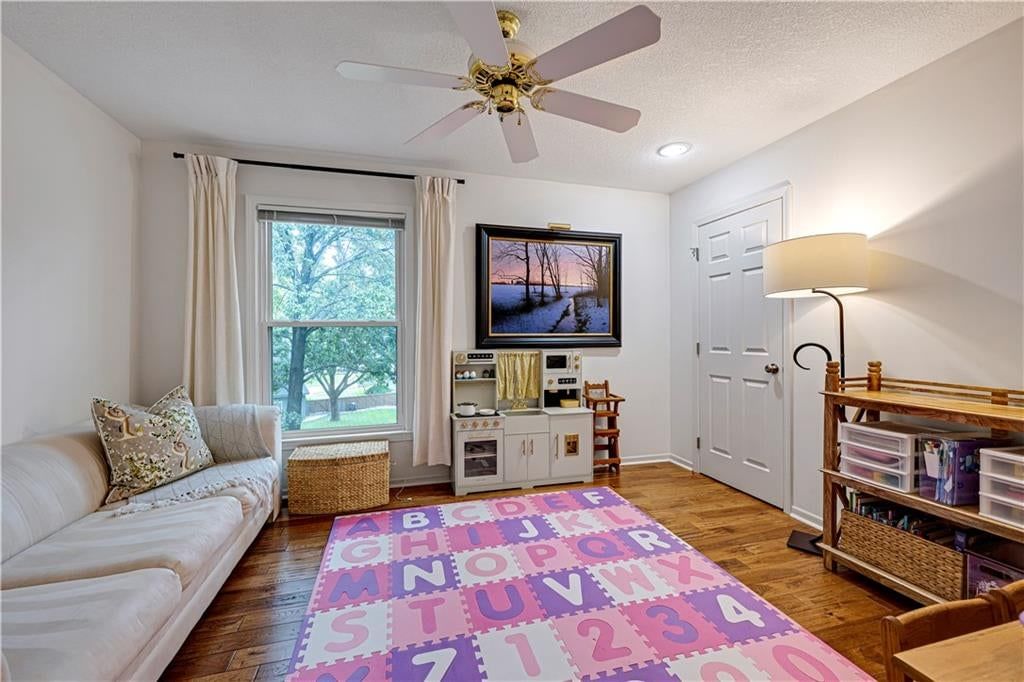 Photo 16 of 32 - 12432 Perry Street, Overland Park, KS 66213