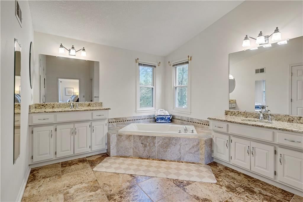 Photo 19 of 32 - 12432 Perry Street, Overland Park, KS 66213