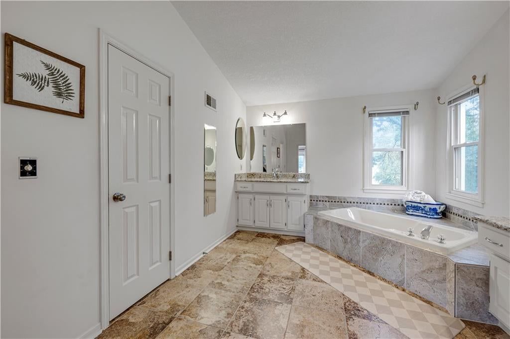 Photo 20 of 32 - 12432 Perry Street, Overland Park, KS 66213
