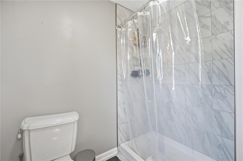 Tiled shower at 5142 NE Baxter Avenue, Kansas City, MO 64119