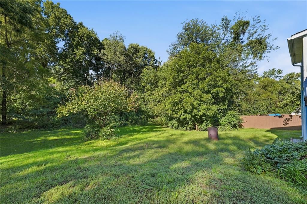 Deck and big backyard at 5142 NE Baxter Avenue, Kansas City, MO 64119