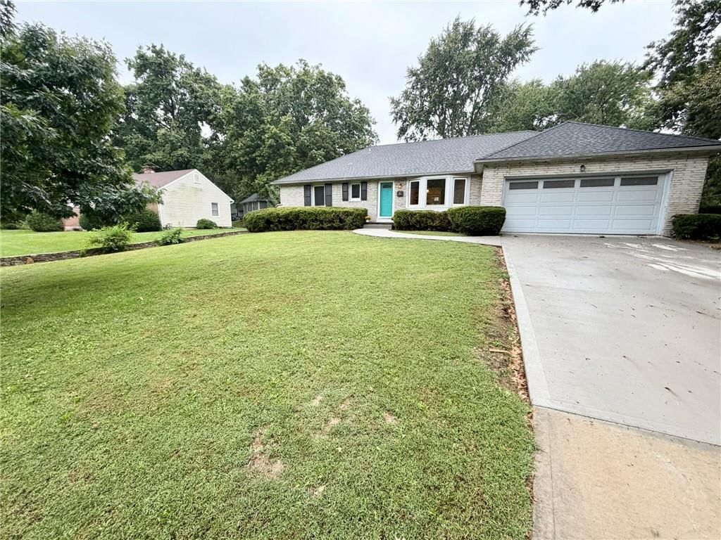 8842 Foster Lane, Overland Park, KS: listing photo 2