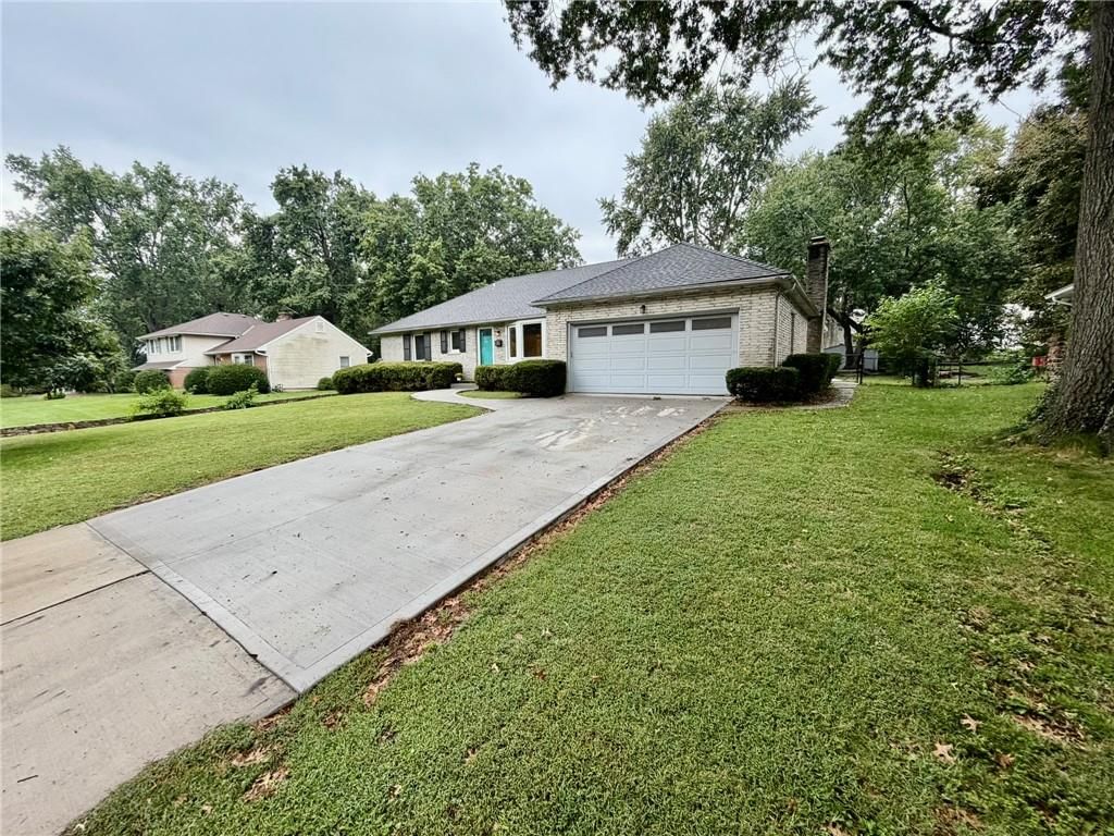8842 Foster Lane, Overland Park, KS: listing photo 3