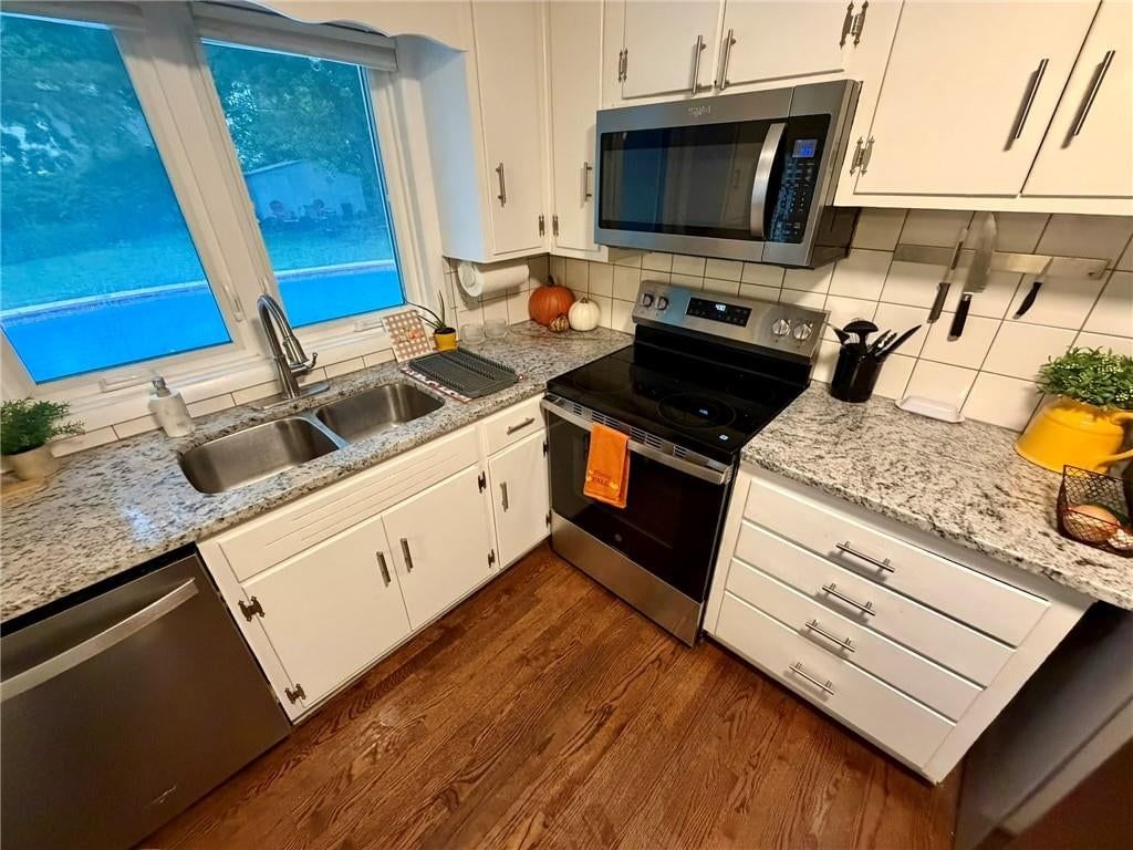 Photo 16 of 61 - 8842 Foster Lane, Overland Park, KS 66212