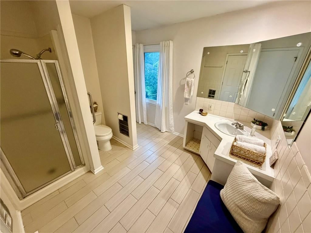 Photo 31 of 61 - 8842 Foster Lane, Overland Park, KS 66212