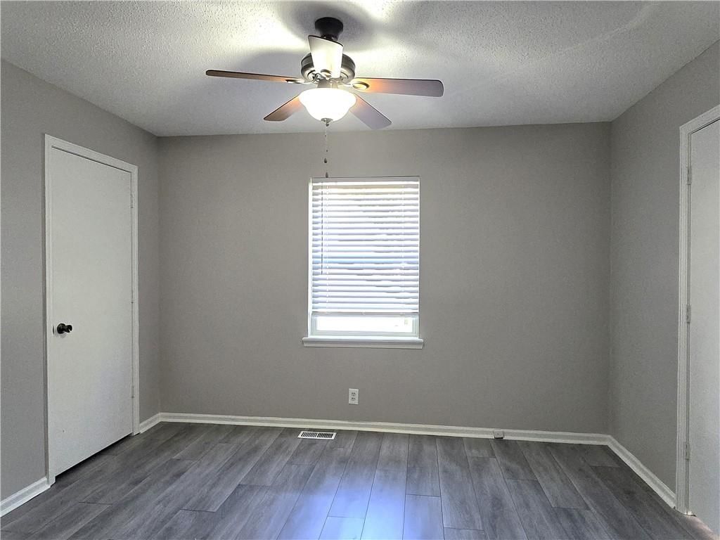 Photo 11 of 30 - 10639 W 115th Street, Overland Park, KS 66210