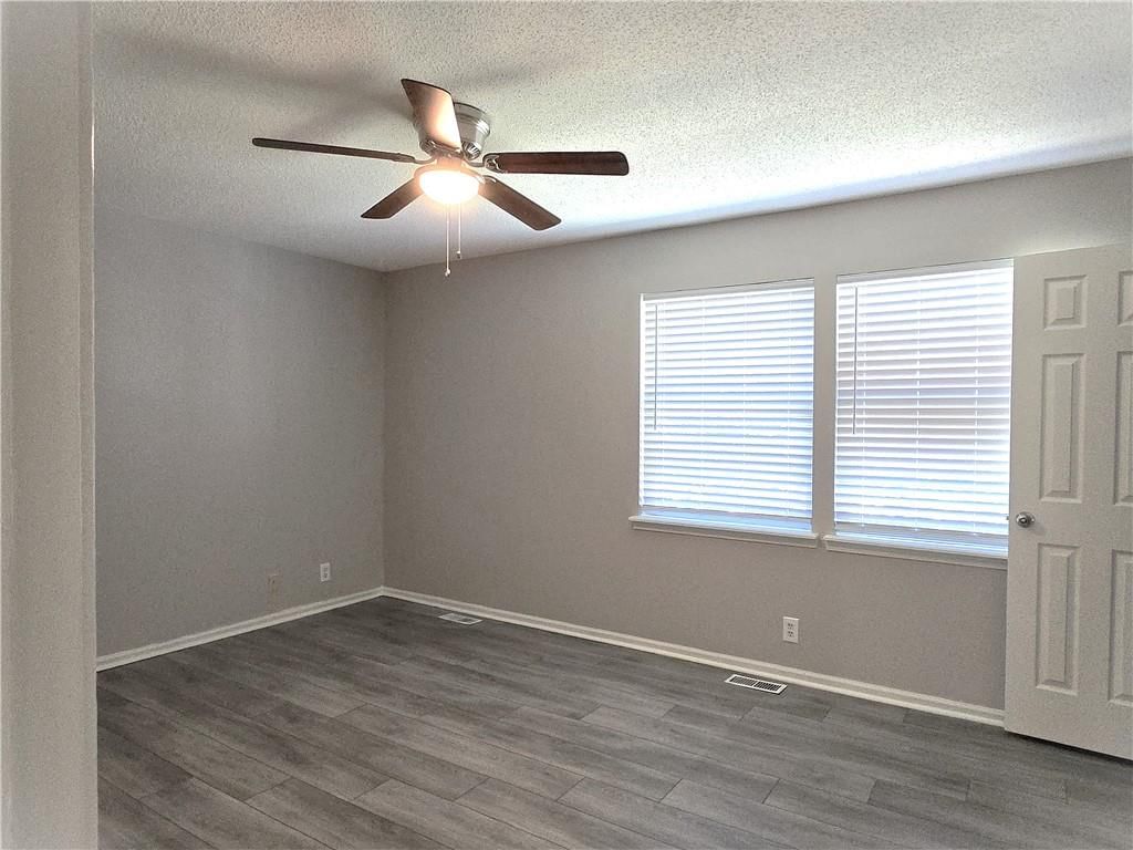 Photo 12 of 30 - 10639 W 115th Street, Overland Park, KS 66210