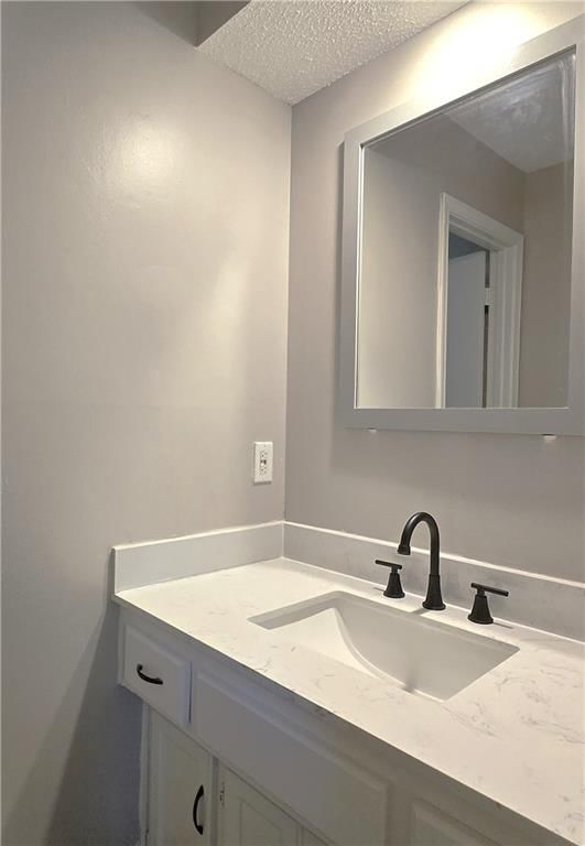 Photo 14 of 30 - 10639 W 115th Street, Overland Park, KS 66210
