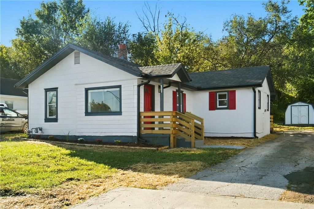 Mature trees, flat lot and concrete driveway at 15023 E Truman Road, Independence, MO 64050