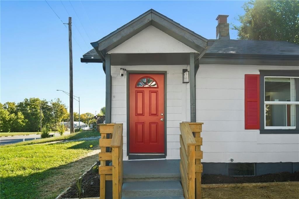 Covered front porch at 15023 E Truman Road, Independence, MO 64050