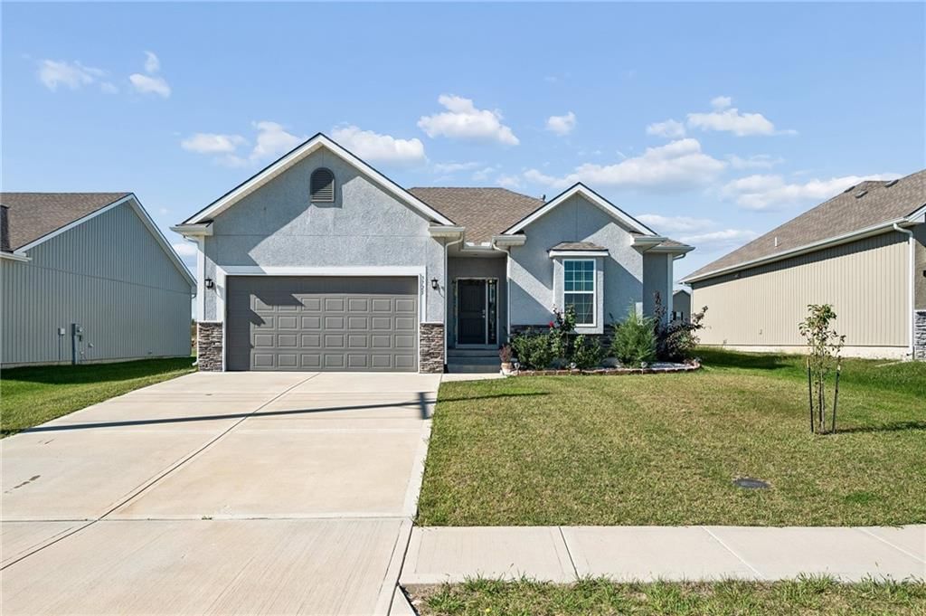 3725 NW Old Stagecoach Road, Kansas City, MO