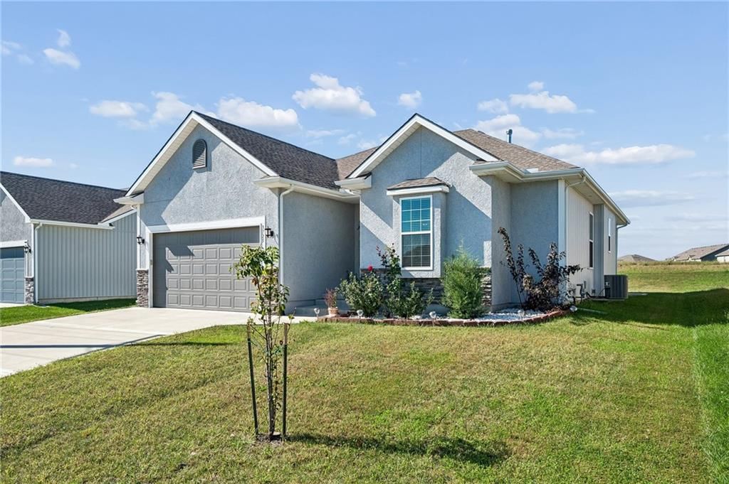3725 NW Old Stagecoach Road, Kansas City, MO: listing photo 2