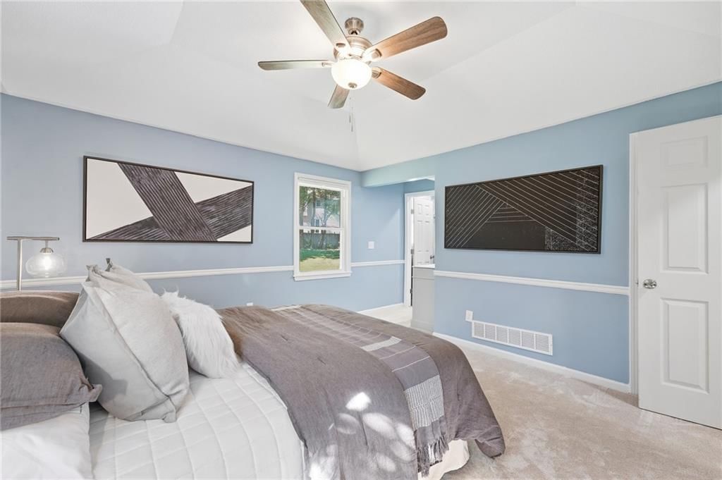 Photo 11 of 32 - 6600 Cottonwood Drive, Shawnee, KS 66216