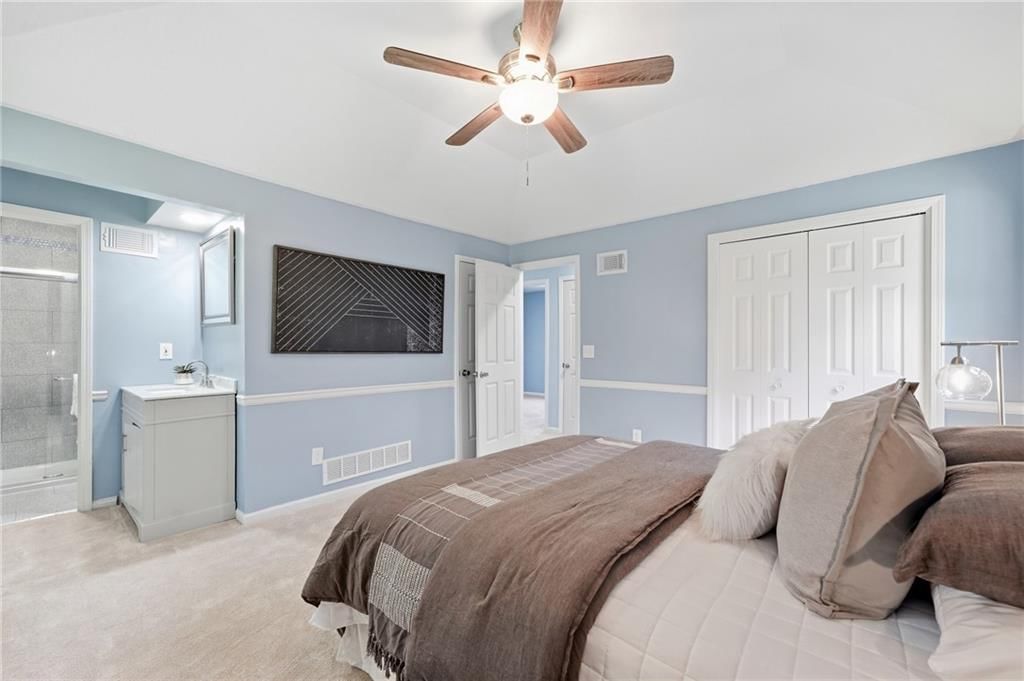 Photo 12 of 32 - 6600 Cottonwood Drive, Shawnee, KS 66216