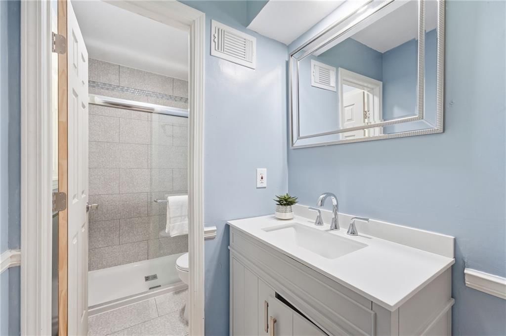 Photo 14 of 32 - 6600 Cottonwood Drive, Shawnee, KS 66216