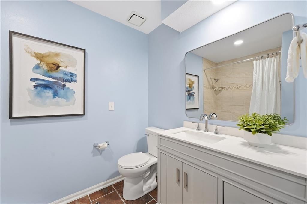 Photo 18 of 32 - 6600 Cottonwood Drive, Shawnee, KS 66216