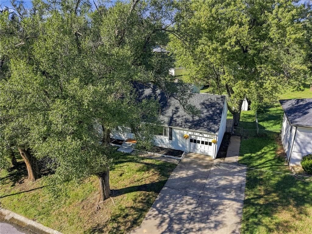 Photo 5 of 39 - 3400 E 107th Terrace, Kansas City, MO 64137