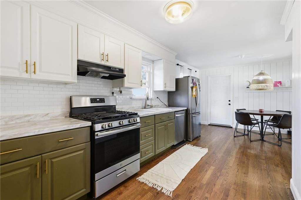 Breakfast nook at 3400 E 107th Terrace, Kansas City, MO 64137