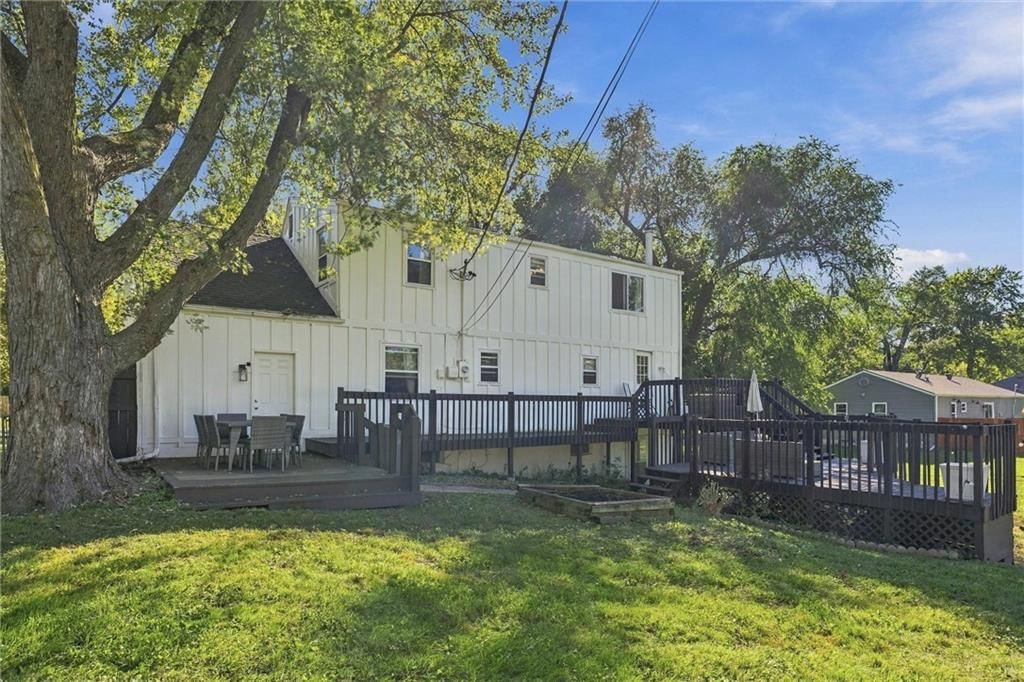 Deck at 3400 E 107th Terrace, Kansas City, MO 64137