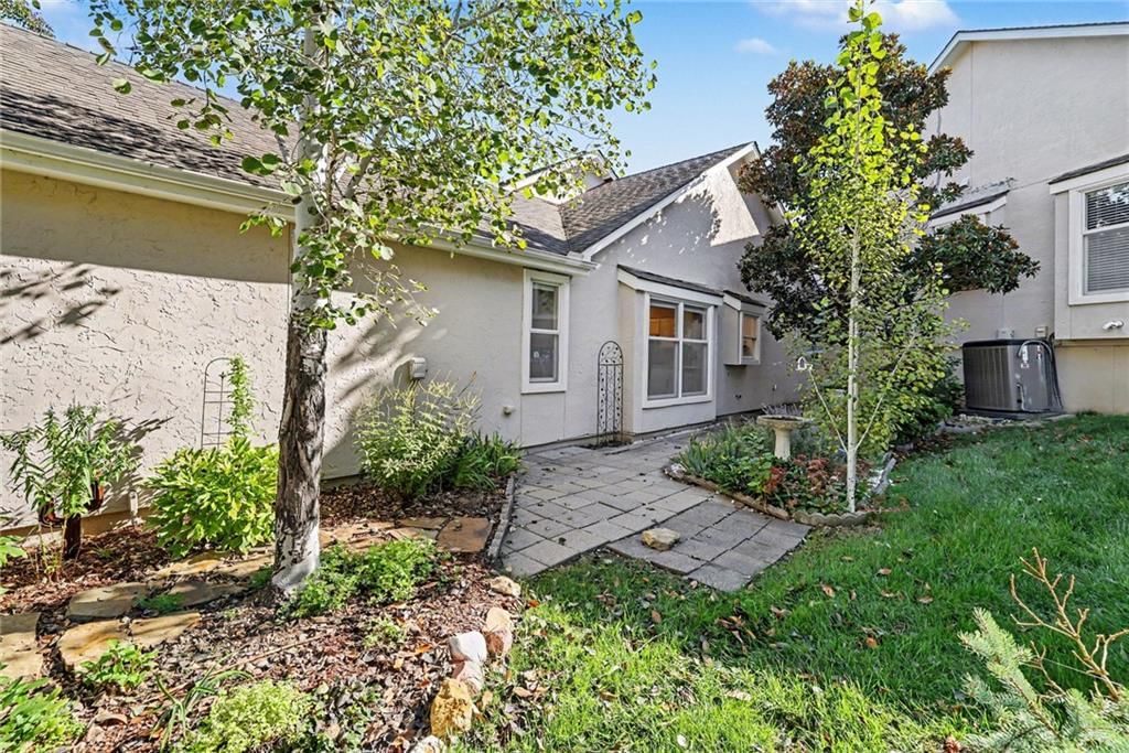 Photo 5 of 40 - 12201 Caenen Drive, Overland Park, KS 66213