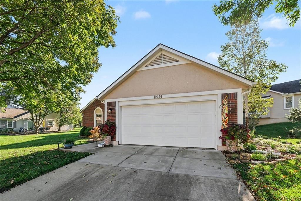 Photo 6 of 40 - 12201 Caenen Drive, Overland Park, KS 66213