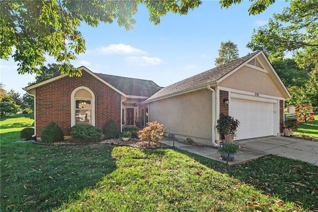 Photo 7 of 40 - 12201 Caenen Drive, Overland Park, KS 66213