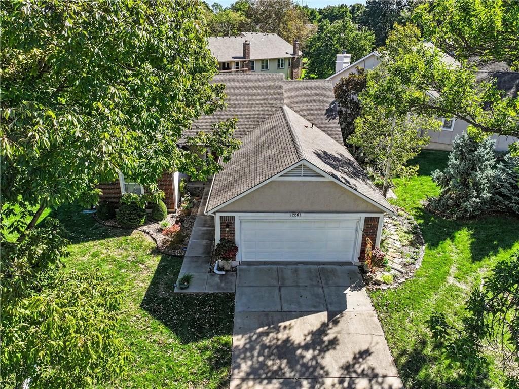 Photo 19 of 40 - 12201 Caenen Drive, Overland Park, KS 66213