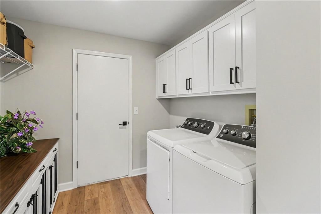 Photo 27 of 40 - 12201 Caenen Drive, Overland Park, KS 66213