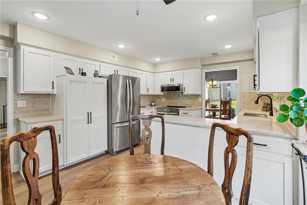 Photo 37 of 40 - 12201 Caenen Drive, Overland Park, KS 66213