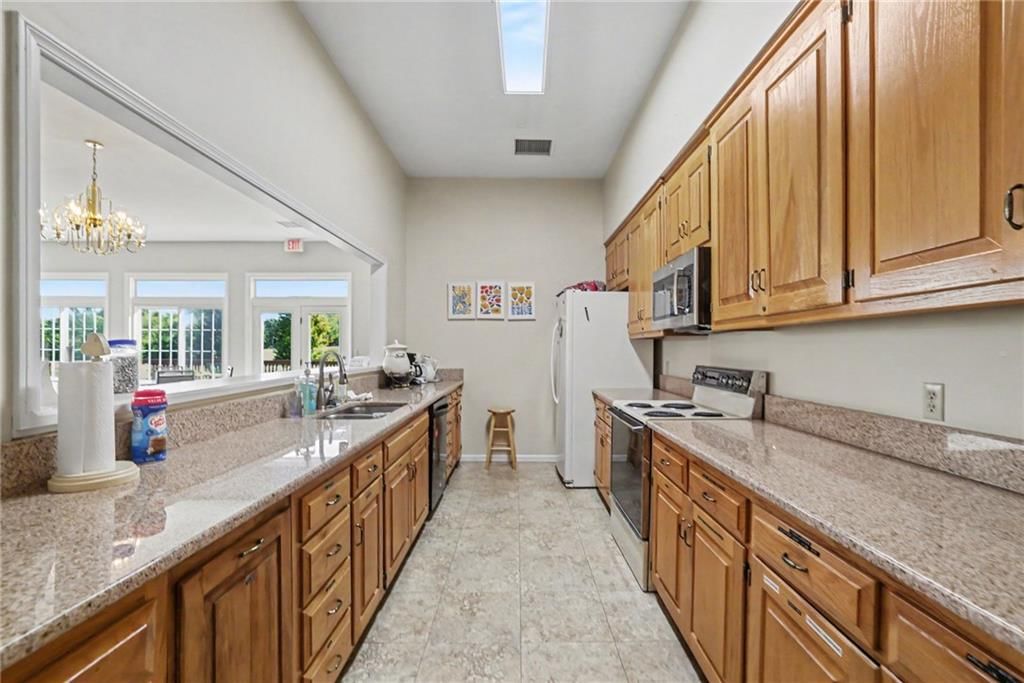 Photo 38 of 40 - 12201 Caenen Drive, Overland Park, KS 66213