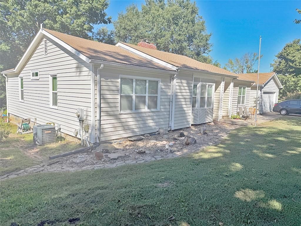 Photo 5 of 39 - 3690 S Crysler Avenue, Independence, MO 64055