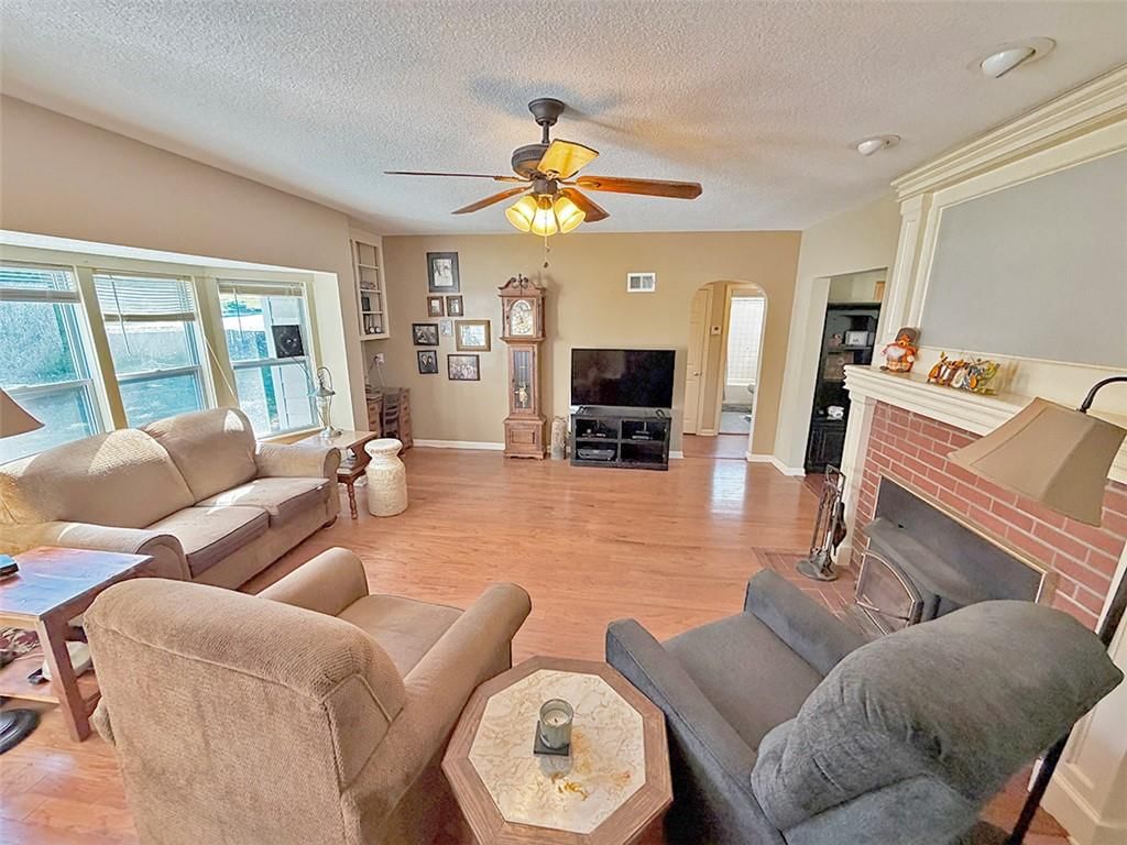 Photo 11 of 39 - 3690 S Crysler Avenue, Independence, MO 64055