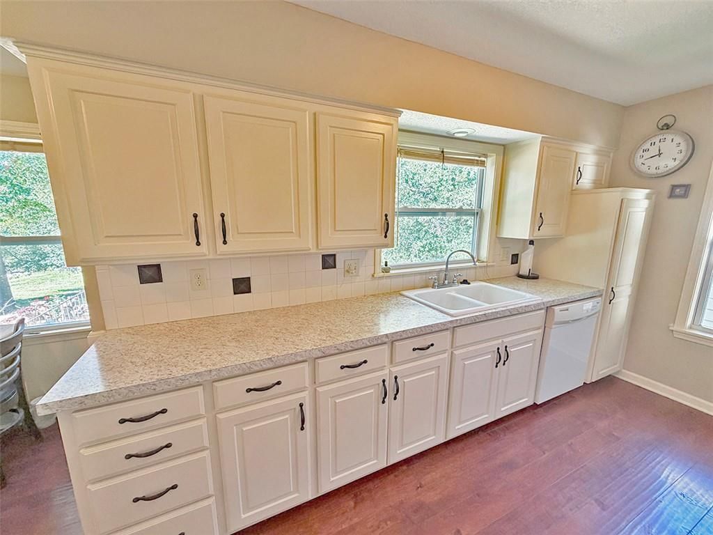 Photo 17 of 39 - 3690 S Crysler Avenue, Independence, MO 64055