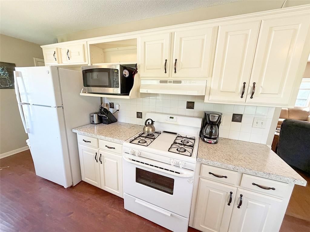 Gas range at 3690 S Crysler Avenue, Independence, MO 64055