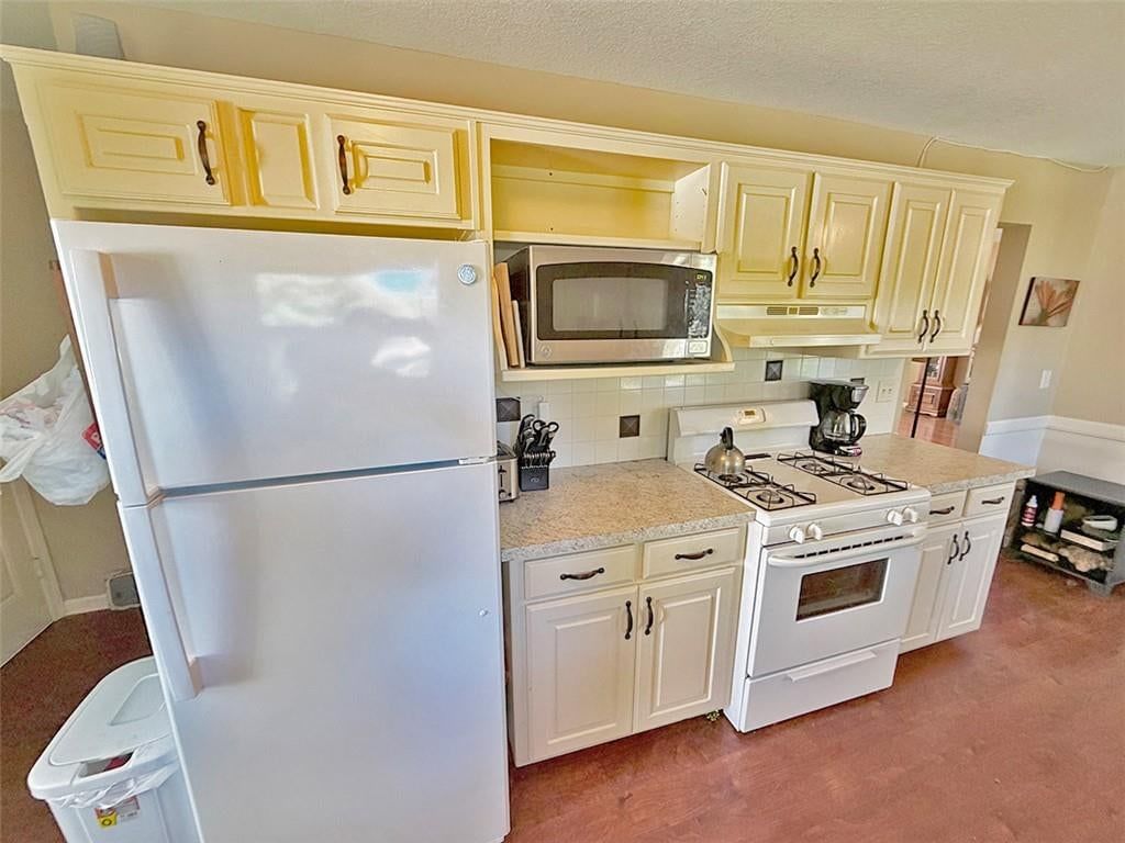 Photo 20 of 39 - 3690 S Crysler Avenue, Independence, MO 64055