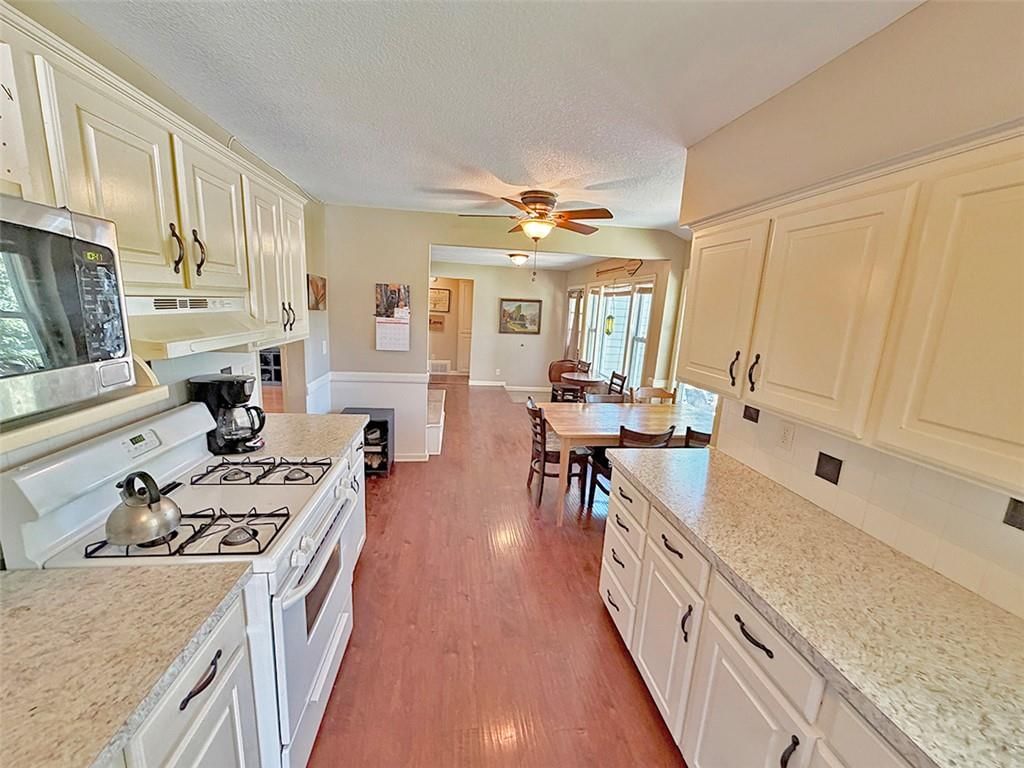 Photo 21 of 39 - 3690 S Crysler Avenue, Independence, MO 64055