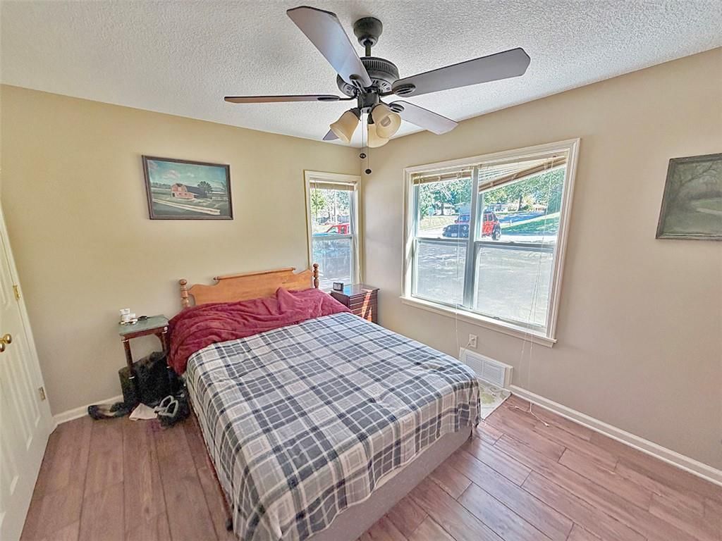 Photo 32 of 39 - 3690 S Crysler Avenue, Independence, MO 64055
