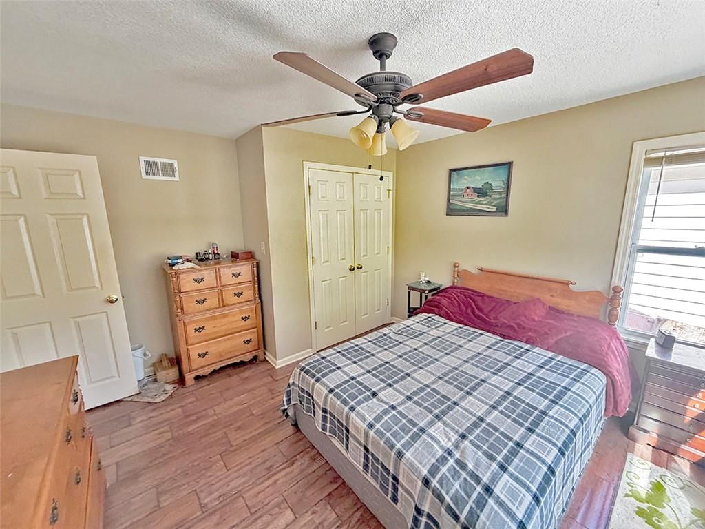 Photo 33 of 39 - 3690 S Crysler Avenue, Independence, MO 64055