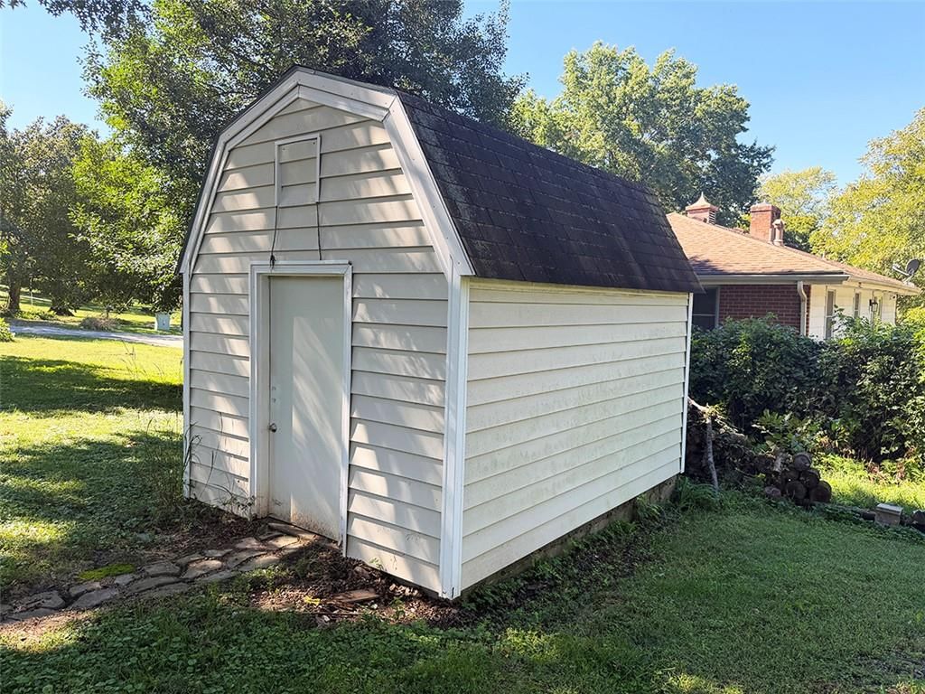 Photo 35 of 39 - 3690 S Crysler Avenue, Independence, MO 64055