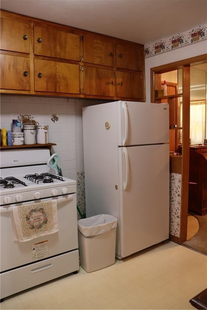 Gas range at 3600 S Main Street, Independence, MO 64055