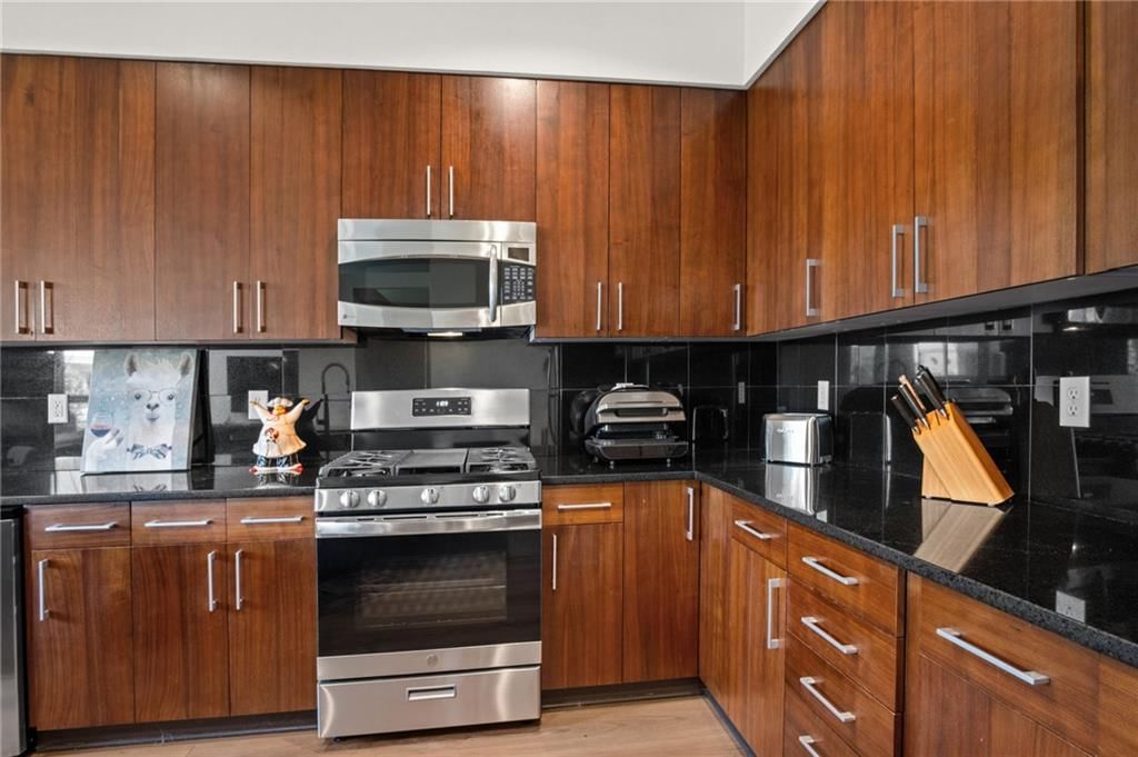 Photo 7 of 23 - 4521 Wornall Road #201, Kansas City, MO 64111