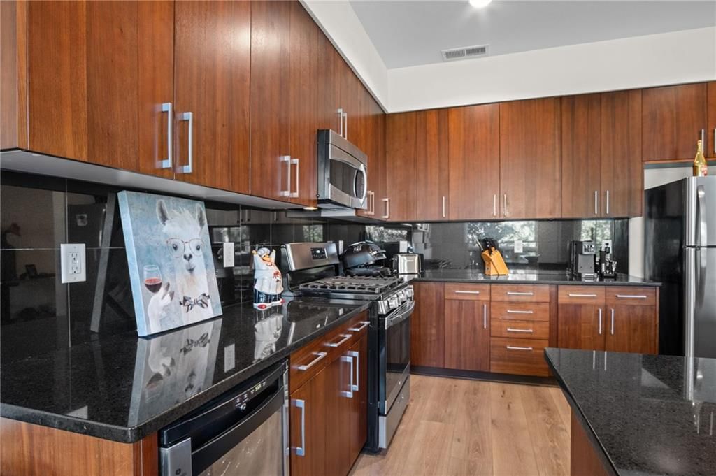 Photo 9 of 23 - 4521 Wornall Road #201, Kansas City, MO 64111